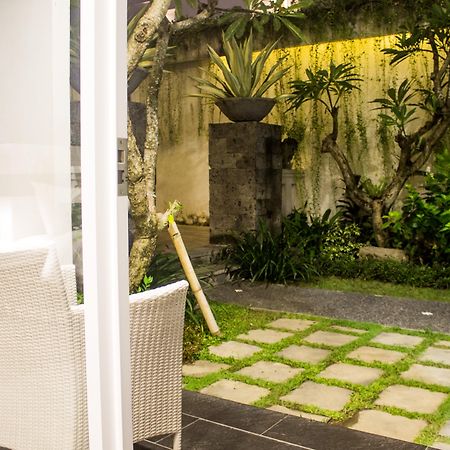 Transera Kamini Legian Hotel Luaran gambar